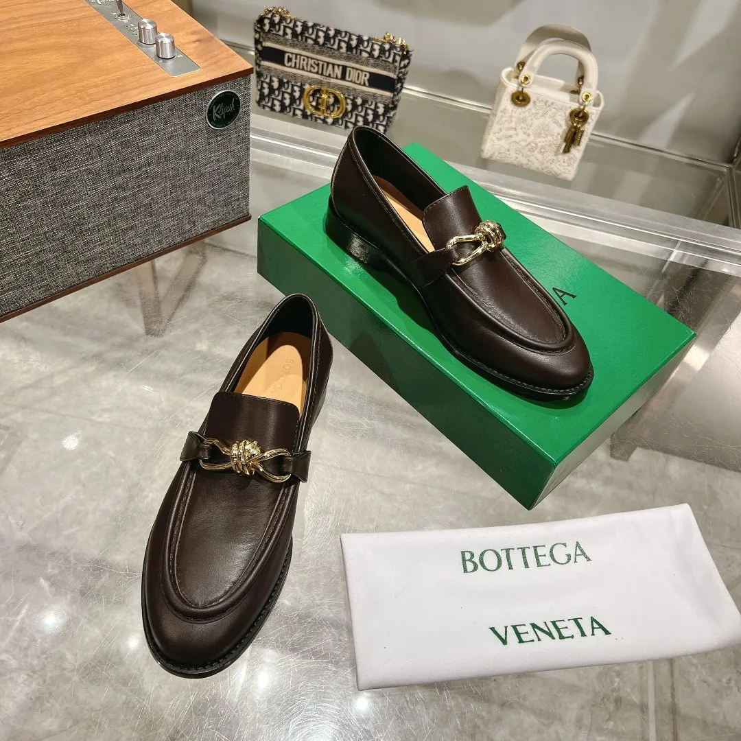[BV] Top P: 840💰 Size: Female 35-39 (Female 40 custom-made) Male 39-44 (38.45 non-refundable) Bottega Veneta 2024 Autumn and Winter counter style! Small round toe loafers! Imported leather outsole! Imported grained cowhide! Solid color Niuli! !